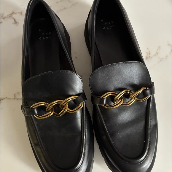 A New Day chunky black loafers with gold chain size 10 - Picture 2 of 3
